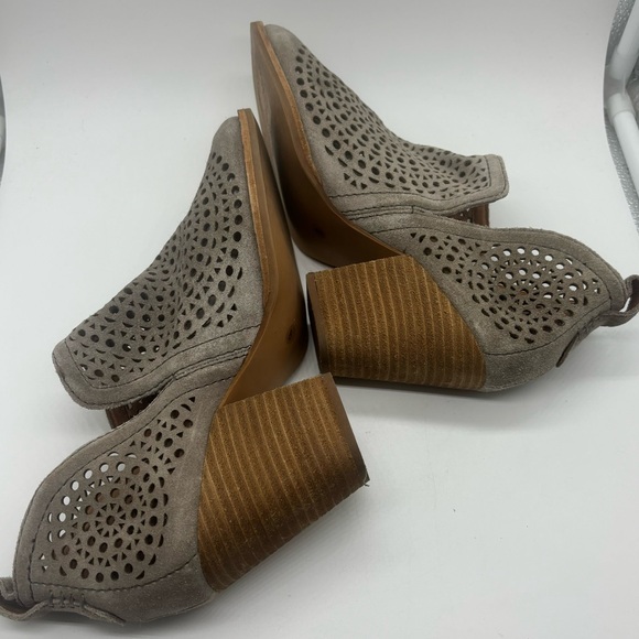 Jeffrey Campbell Rosalee Taupe Beige Perforated High Heel Booties Women 8 EUC - Picture 5 of 11